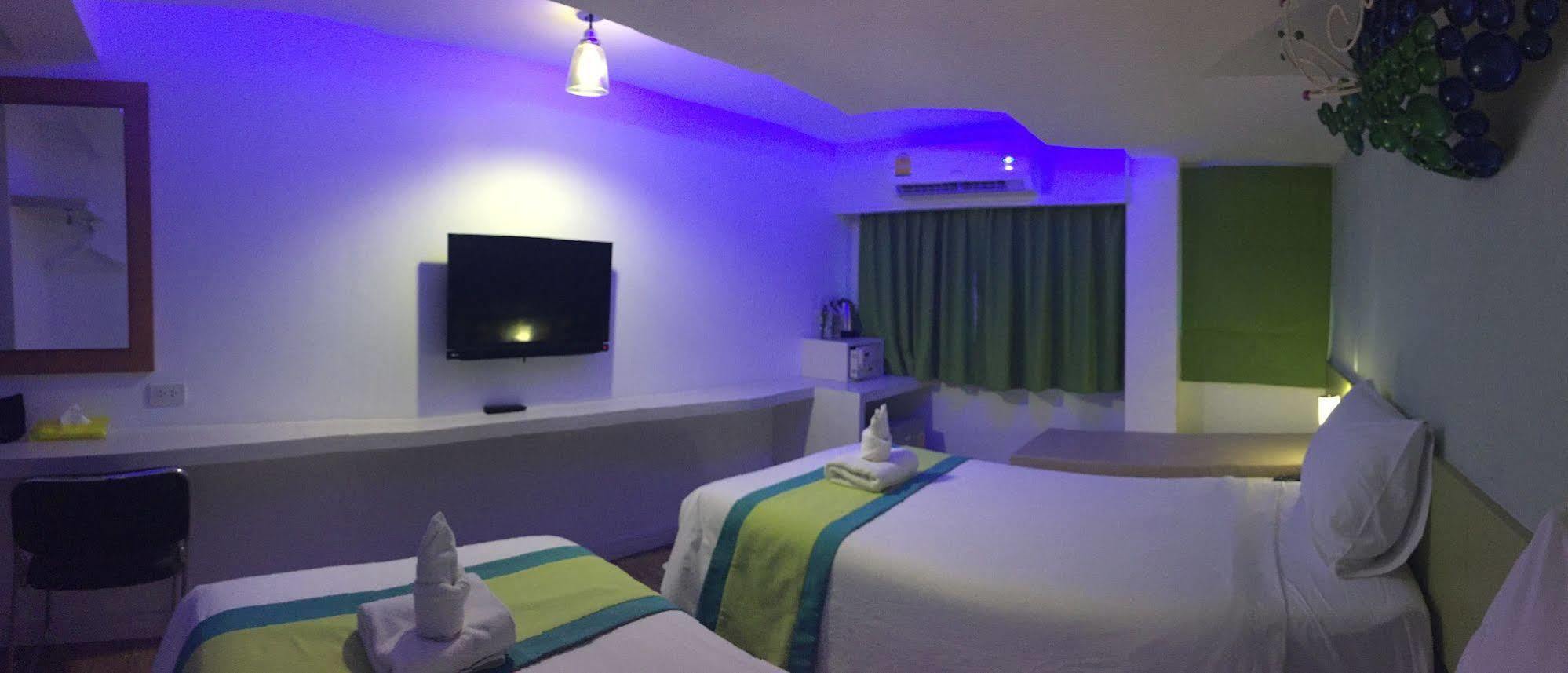 Holidays Home Pattaya Esterno foto
